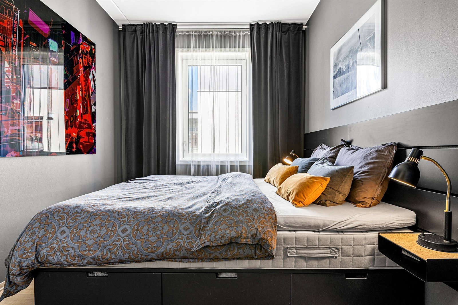 Soverom 3 med parkett på gulv, malte vegger og malt himling Galleribilde