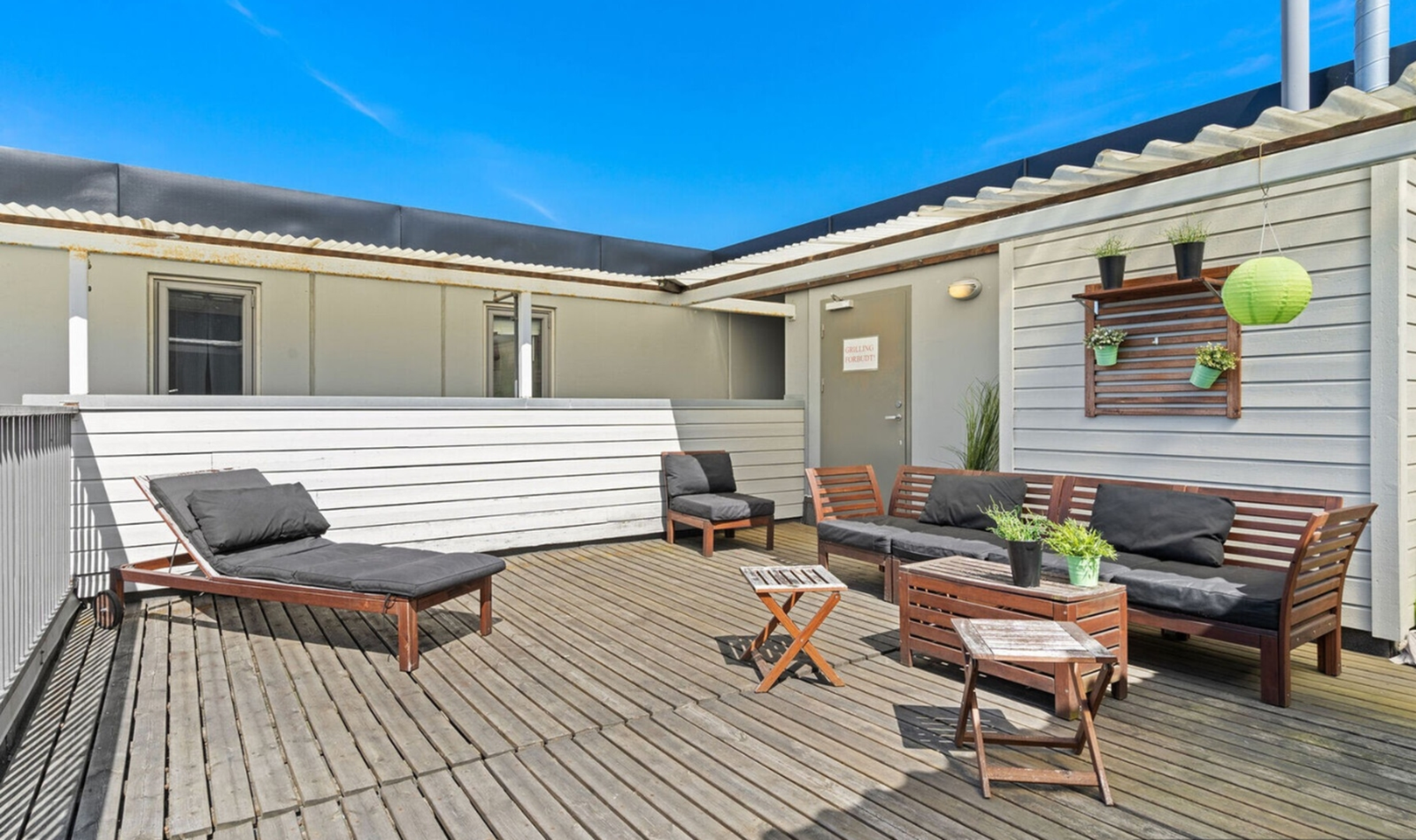 Borettslaget har også en felles takterrasse med møblement. Galleribilde