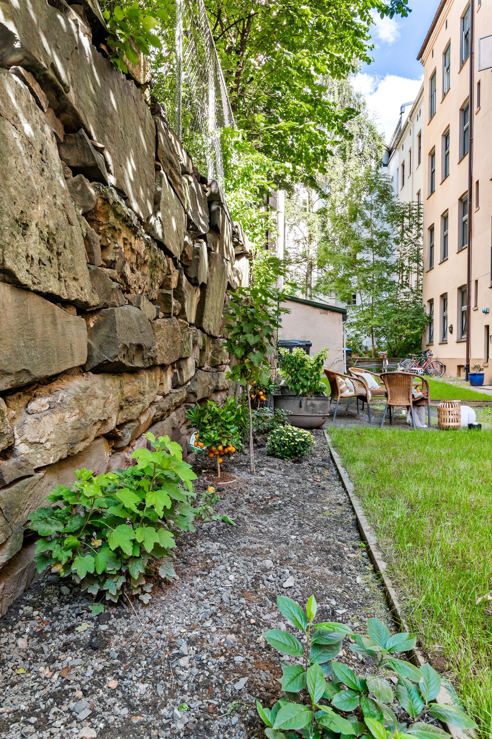 Bedd for de med grønne fingre! Selger opplyser at det er plantet rips, blåbær, solbær, aroniabær, stikkelsbær, jordbær, rabarbra og diverse urter i bakgården. Galleribilde