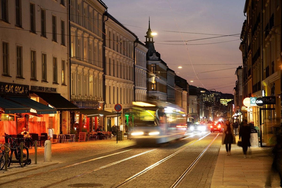 Nærområdet har alt du trenger av fasiliteter, og er kjent for mange hyggelige kafeer, restauranter og utesteder. Galleribilde