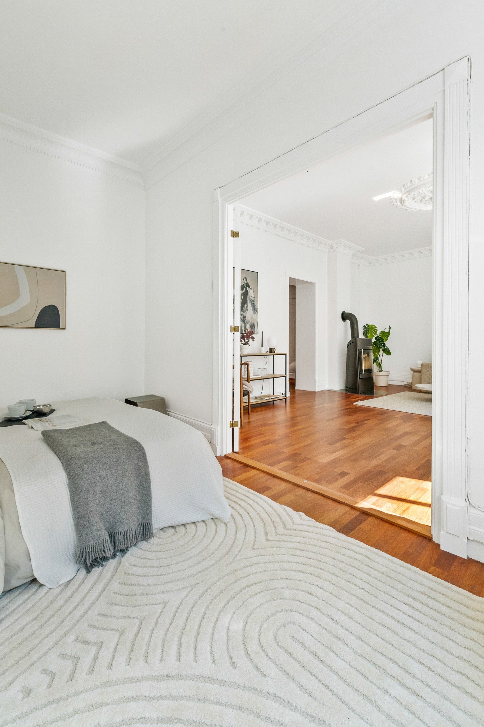 Hovedsoverommet er svært luftig og innbydende med et stilrent fargevalg. Galleribilde