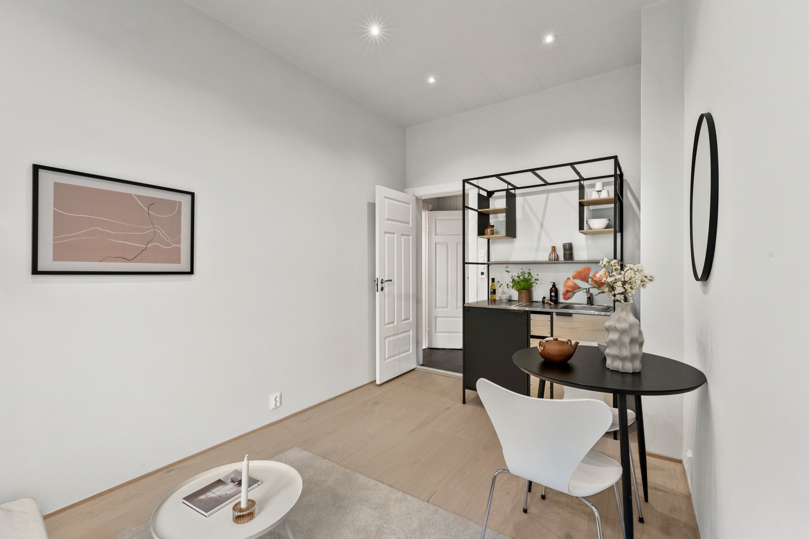 Nytt hybelkjøkken ble montert i 2024. Selger har fått utleieestimat på ca. 11 900,- i mnd. Ingen begrensning for utleie dersom man bor i hoveddel. Galleribilde