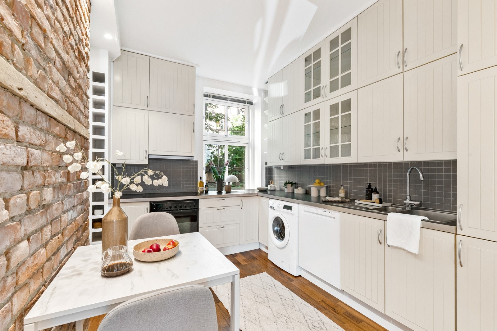 Separat og romslig kjøkken. Her er det rikelig med benk- og skapplass med dobbel rekke overskap. Galleribilde