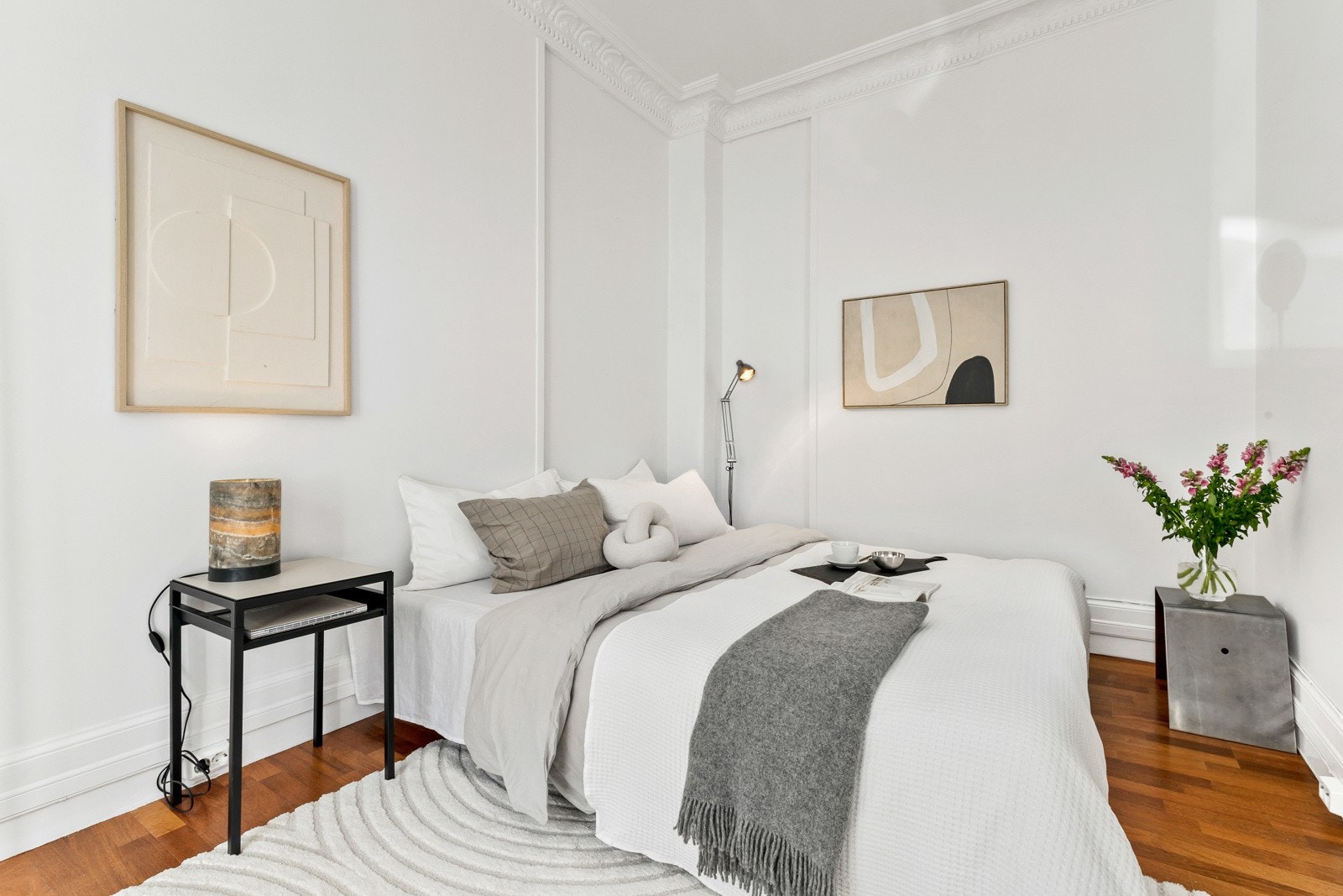 Stort hovedsoverom som har rikelig plass for garderobe. Galleribilde