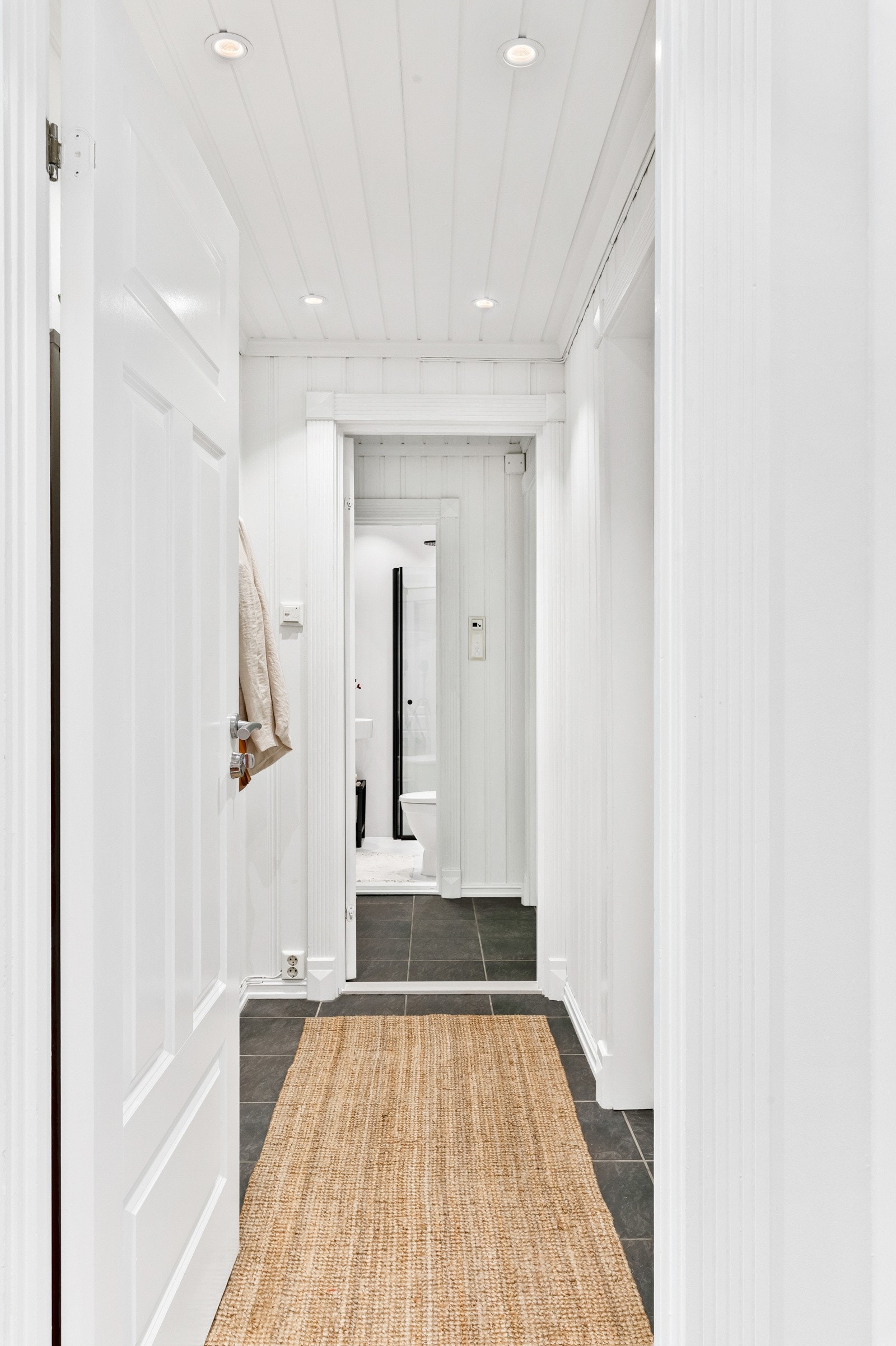 Pent flislagt gulv med gulvvarme. Gangen ble malt i 2024. Galleribilde