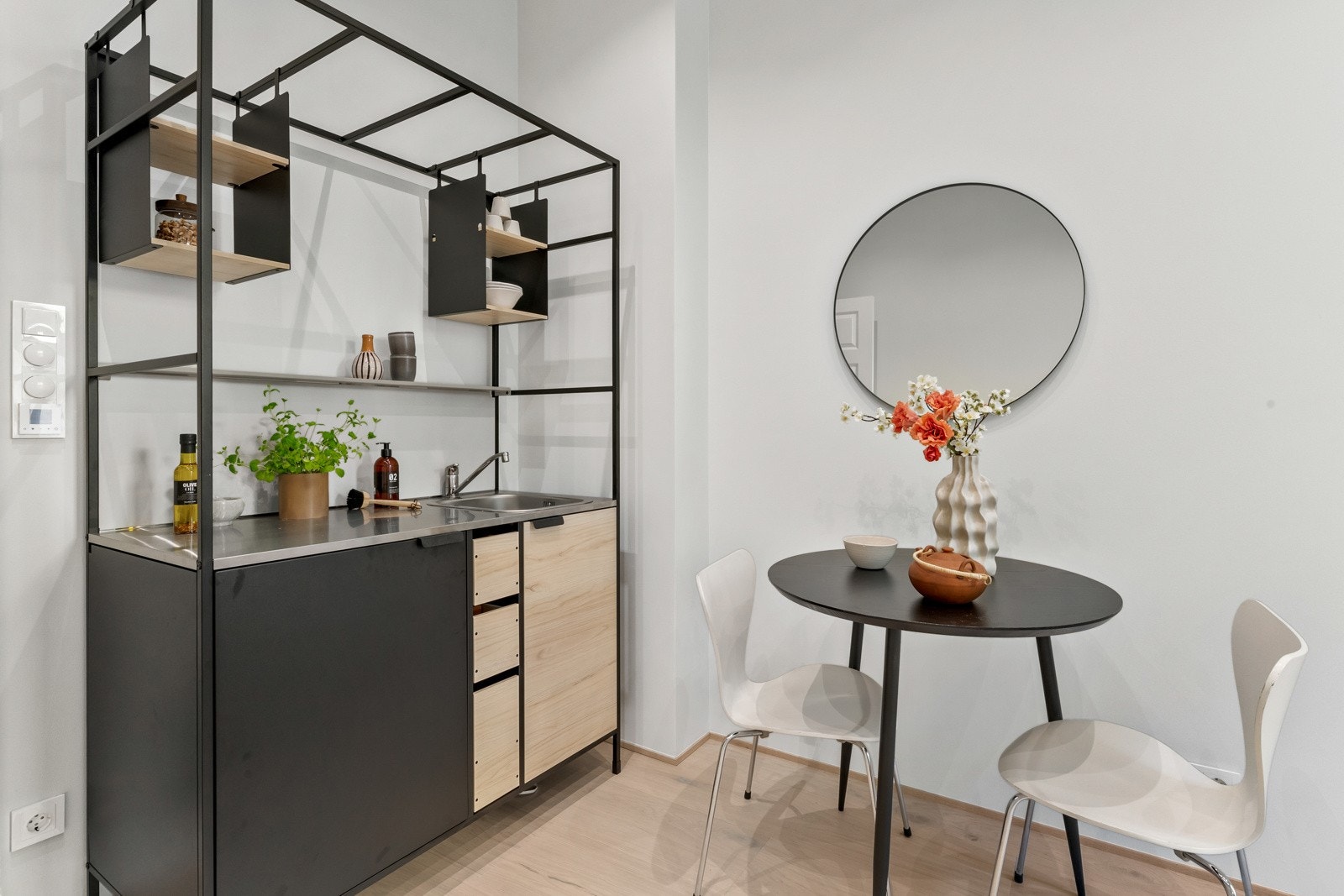 Koselig lite kjøkken med det man trenger til hverdagen med kjøleksap og oppvaskkum. Galleribilde