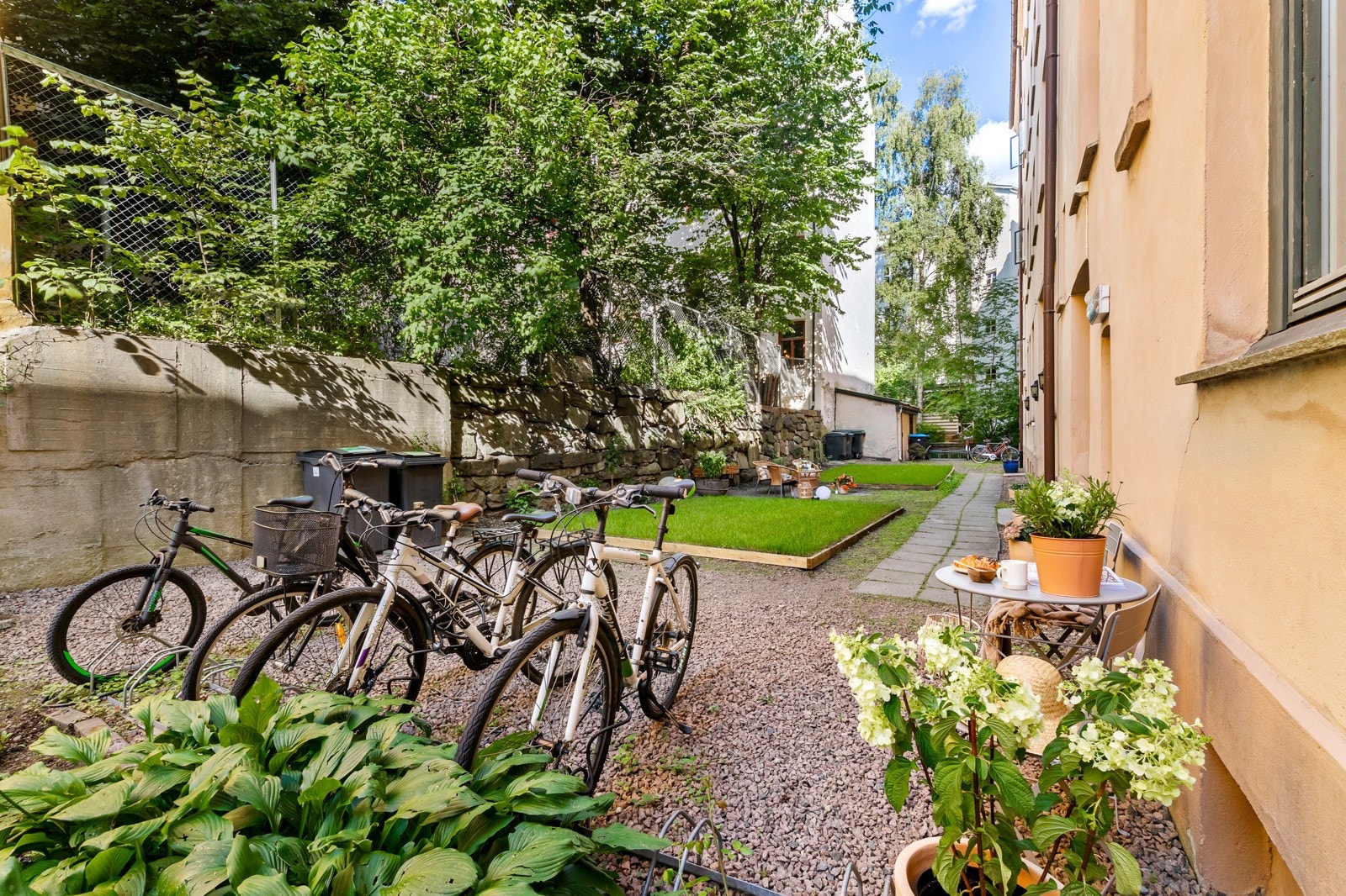 Lukket og pent gårdsrom med sykkelparkering. I dette nabolaget vil både barn, unge voksne og eldre trives godt. Enkel adkomst til leiligheten fra bakgården. Galleribilde