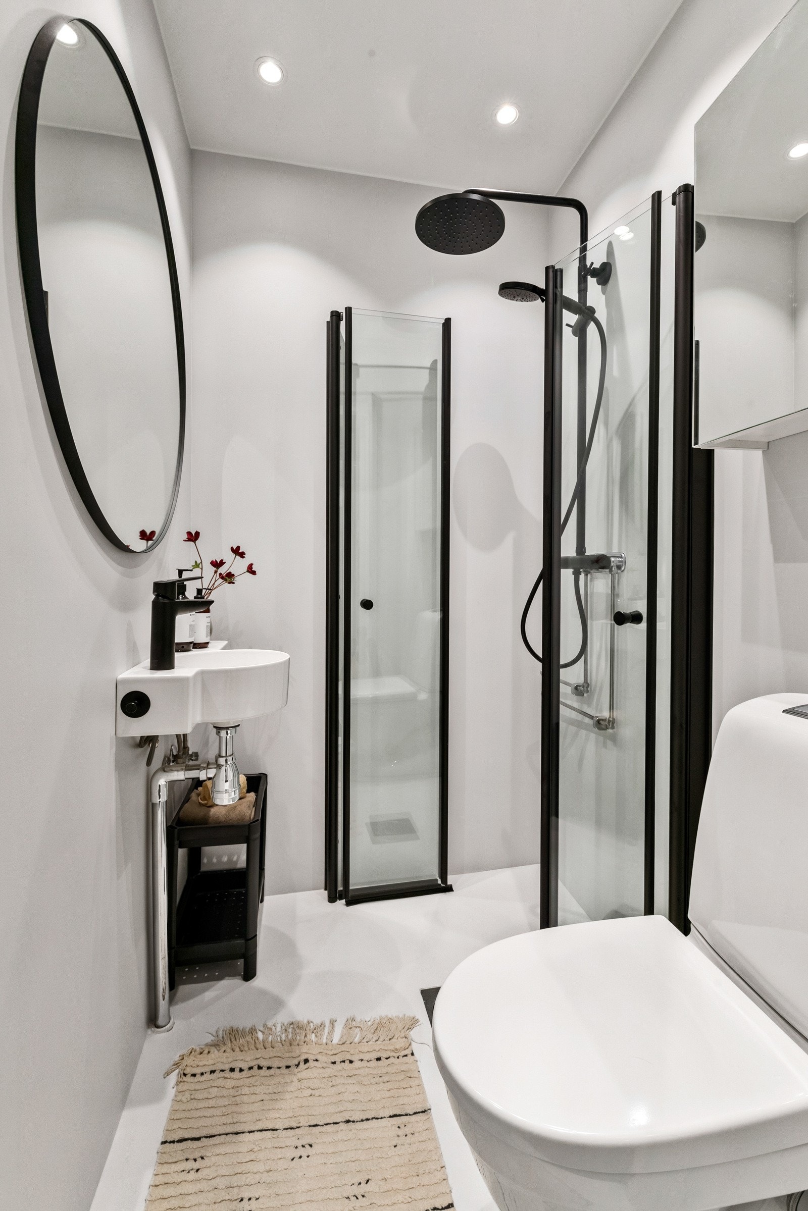 Baderom 2 er også rehabilitert i regi av brl og ble overflateoppusset i 2024 med mikrosement og ny innredning. Det er også montert ny vifte for bedre avtrekk og ventilasjon. Galleribilde