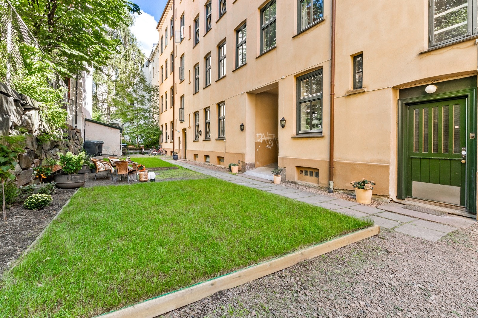 Gårdsrommet har blitt oppgradert seneste tiden og fremstår svært innbydende. Her har du ettermiddagssolen, sittegruppe for beboerne og sykkelparkering Galleribilde