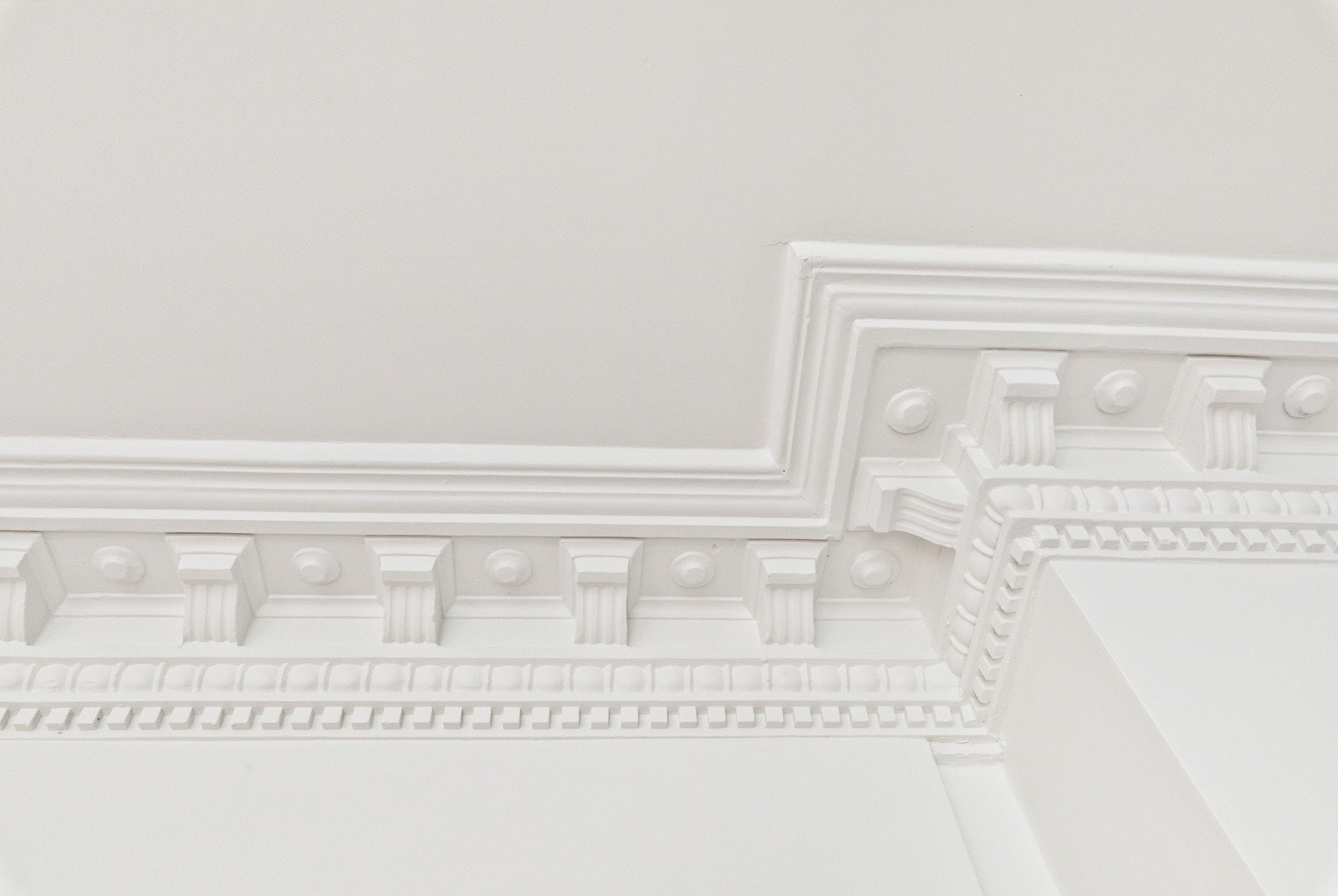 Velholdt stukatur i taket. Leiligheten har flotte klassiske detaljer som gir viser boligens opprinnelse og er typisk for byggetiden. Galleribilde