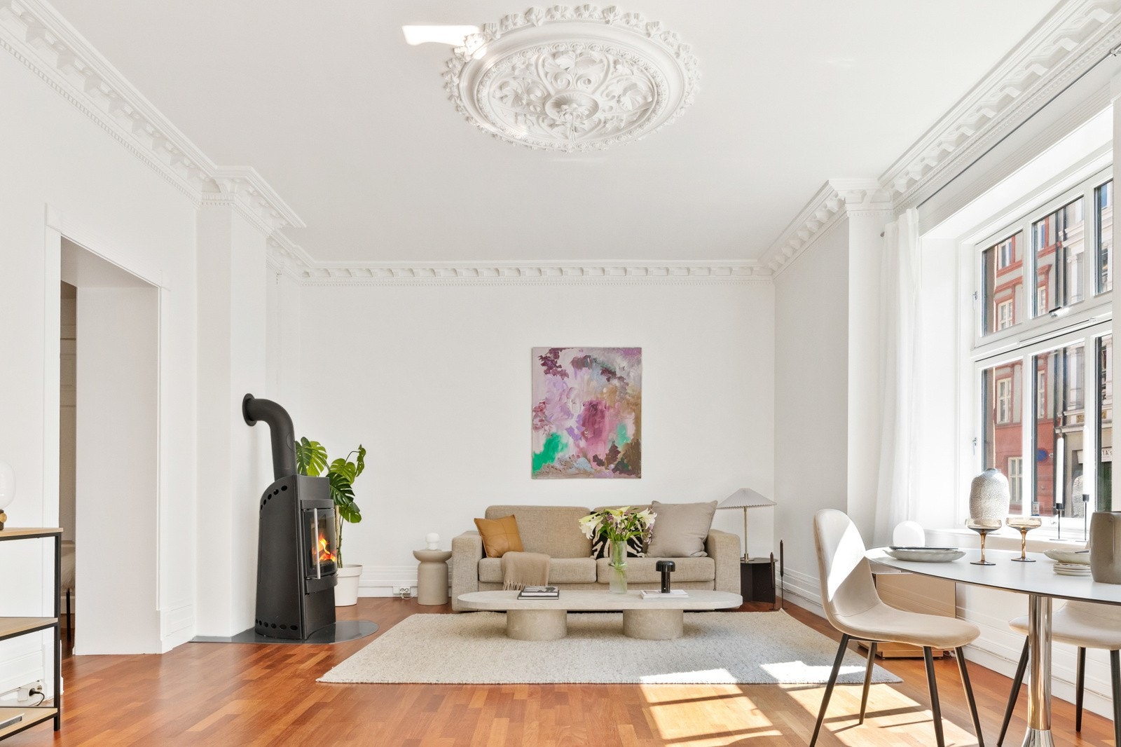 Leiligheten har fine detaljer med solid listverk, stukatur og rosett. Galleribilde