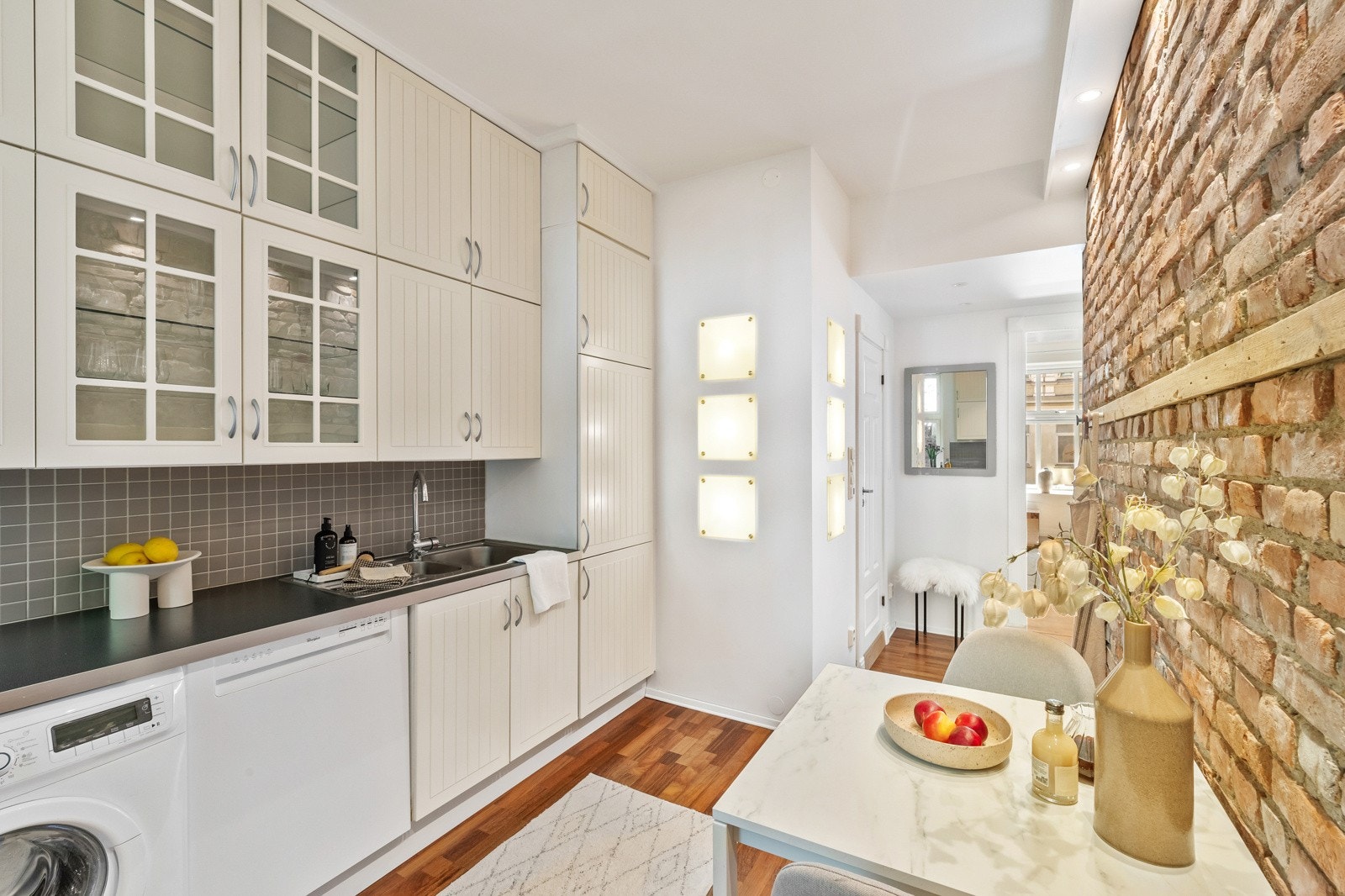 Avrettet gulv i 2024 og i den forbindelse ble det lagt merbau parkett. Ny karusell, kullfiltervifter, malt tak, vegger og lister i 2024. Galleribilde