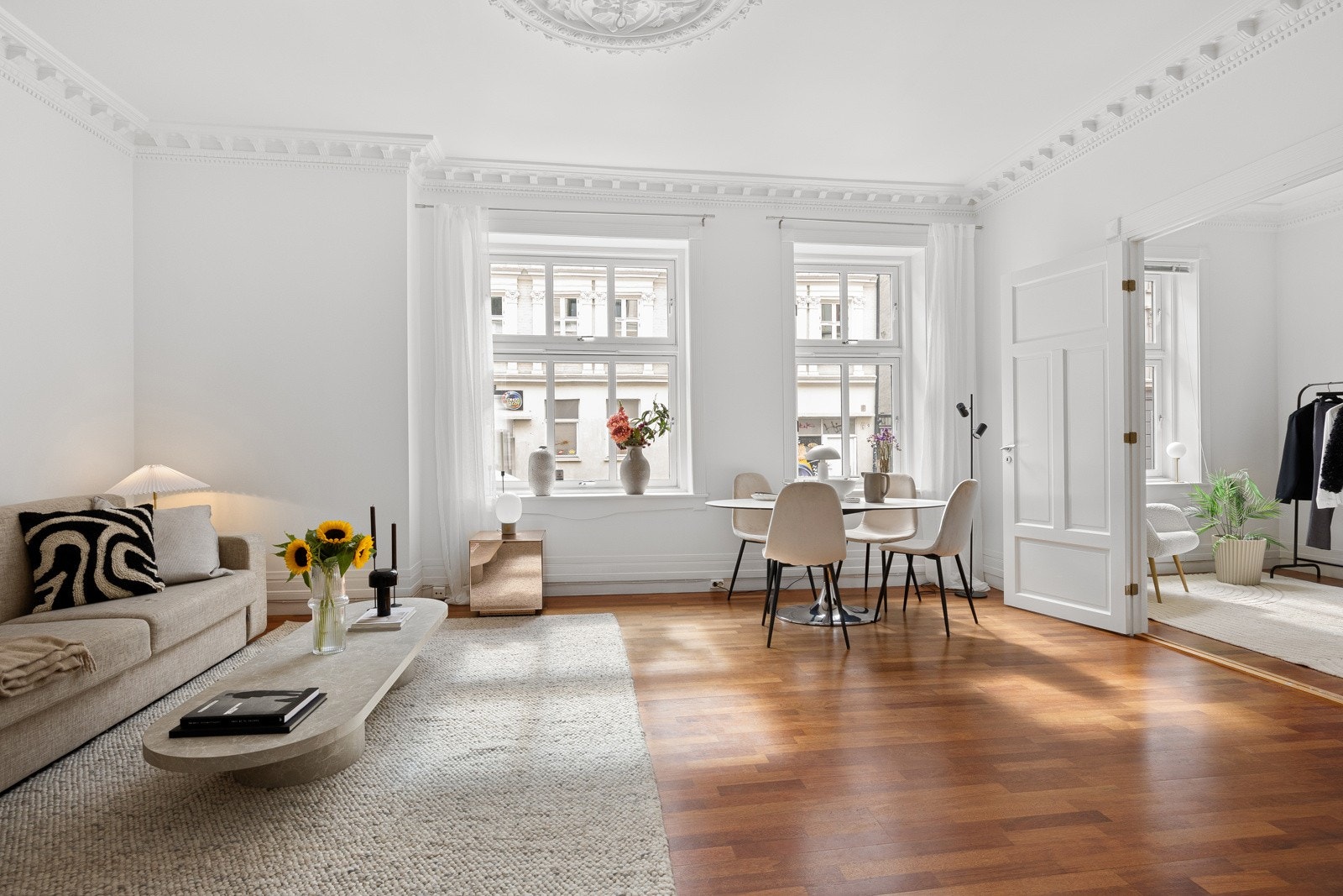 Lys og luftig stue med fin utforming som gir gode innredningsmuligheter. Galleribilde