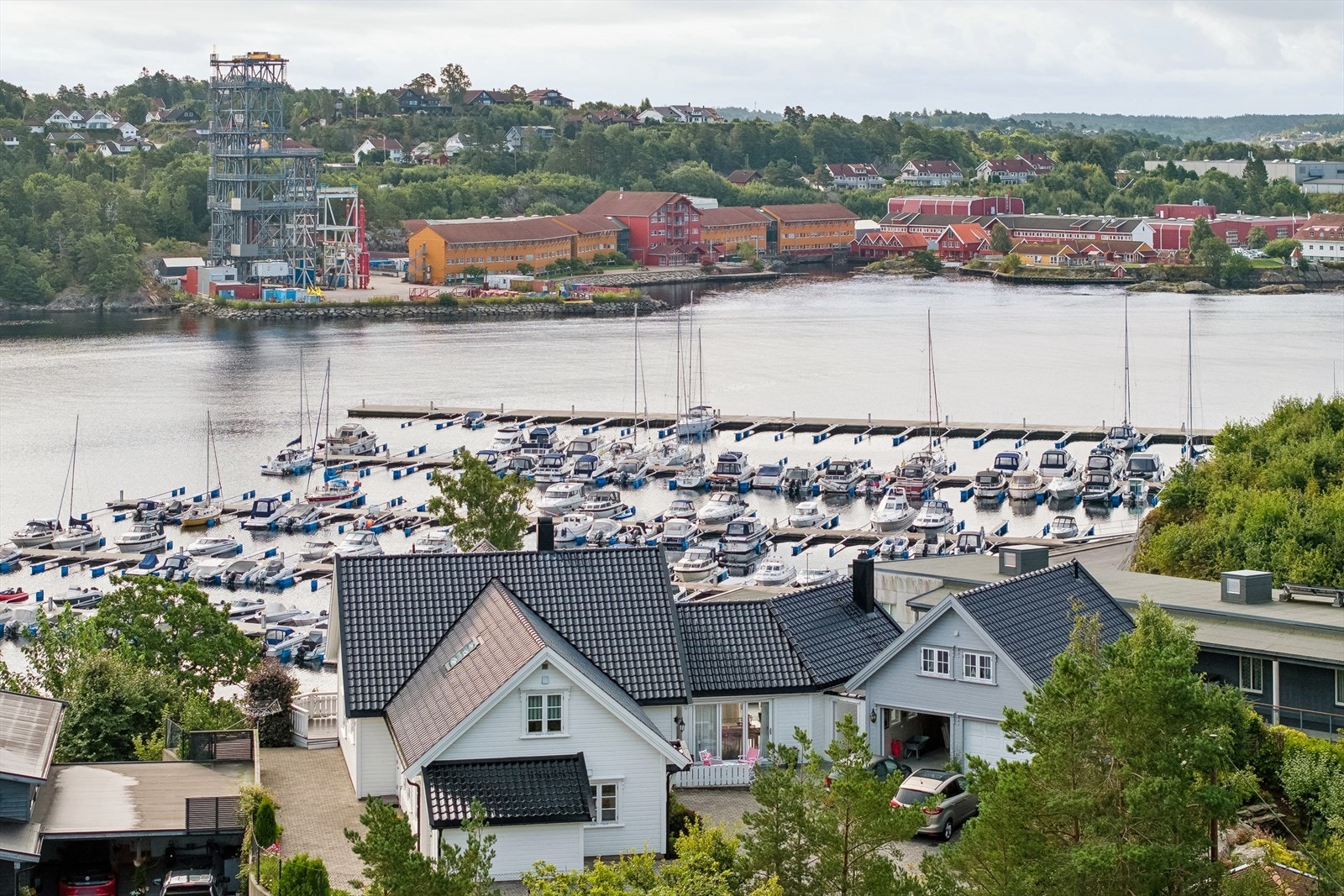 Lunt til inne i Korsvikfjorden med utsikt mot småbåthavn og sjølivet Galleribilde