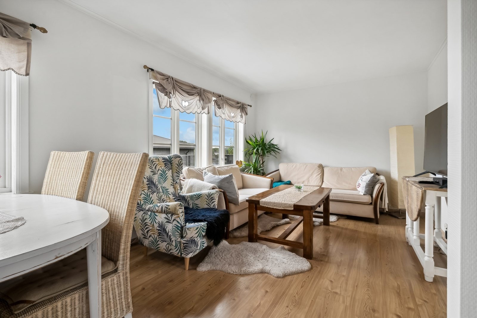 Stuen har plass for både sofagruppen og spisebord Galleribilde