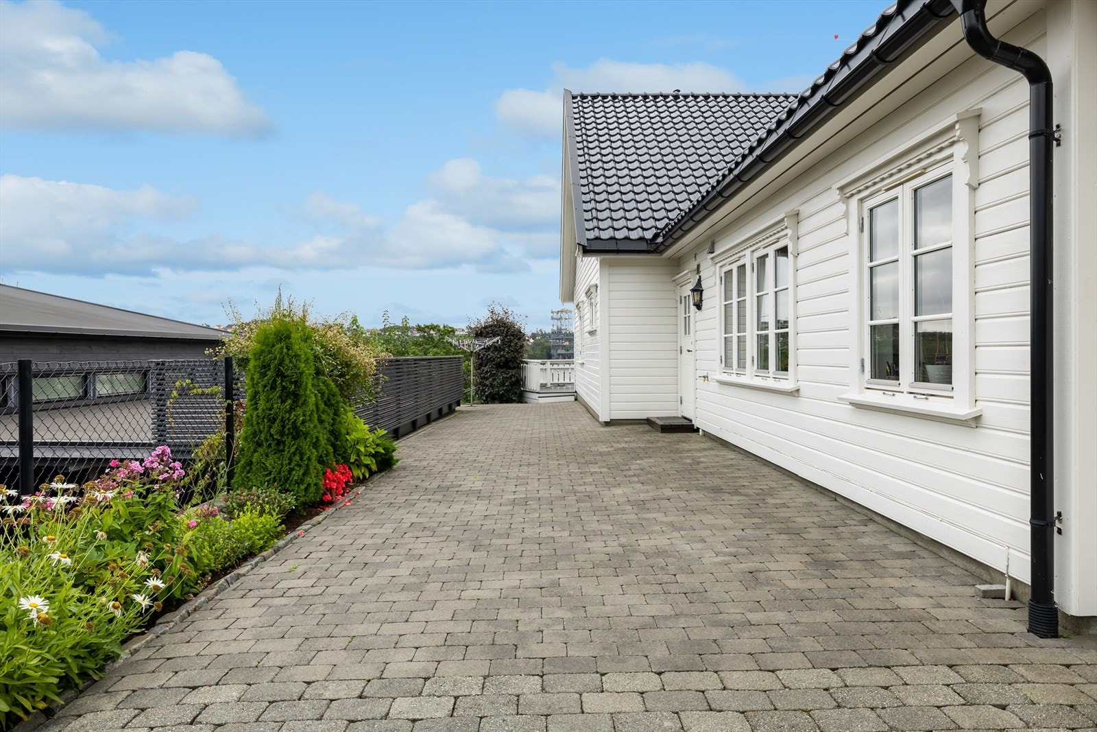 Fra vaskerom i hoveddel er direkte utgang til uteområdet med god plass til tørkestativene, eller for en praktisk inngang etter tur med sølete turtøy. Galleribilde