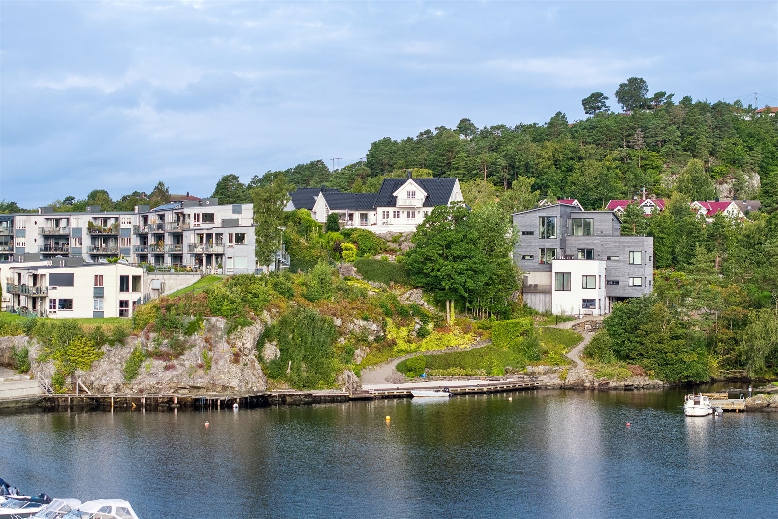 Tomten er skrående og har en opparbeidet gangvei ned til bryggen fra uteområdet Galleribilde