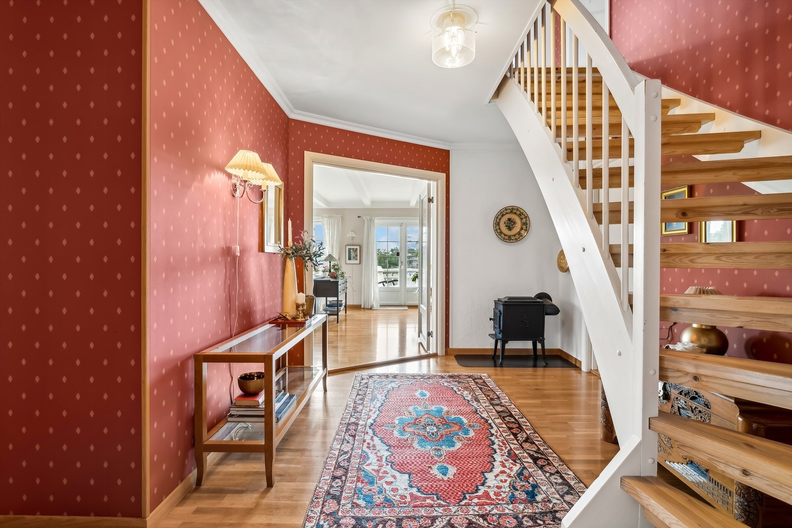 Her ønskes du velkommen inn i romslig hall med trapperom opp til andre etasje Galleribilde