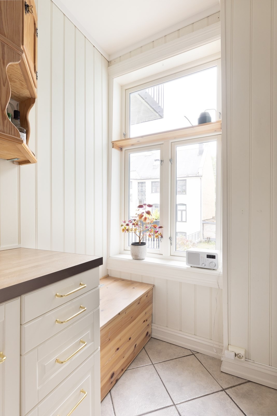 Vindu vendt mot rolig bakgård. Her er innlagt varme i gulvet. Galleribilde