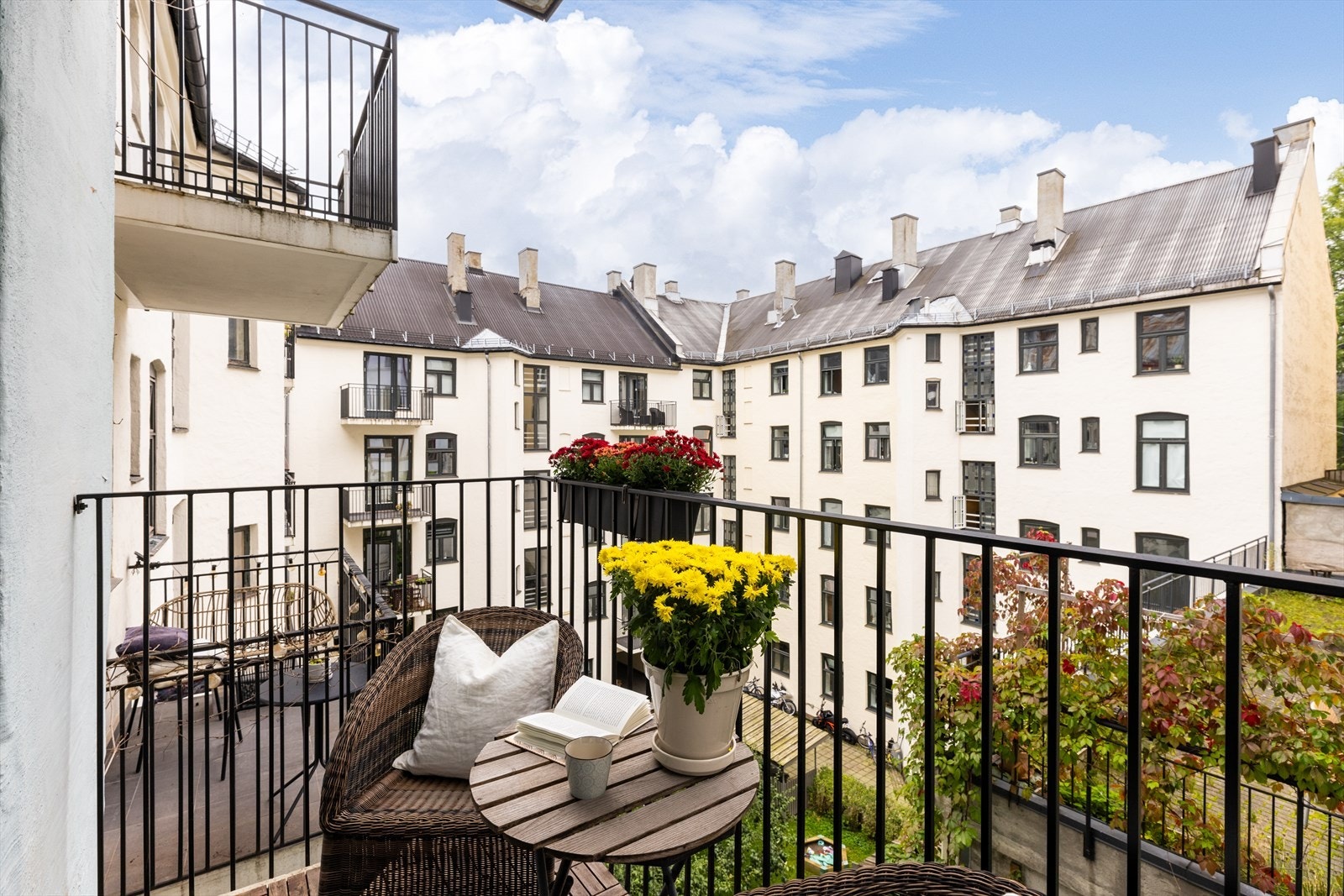Sørvestvendt balkong vendt inn mot rolig bakgård på ca. 3,2 m². 2-fløyet balkongdør med isolerglass fra 2015. Galleribilde