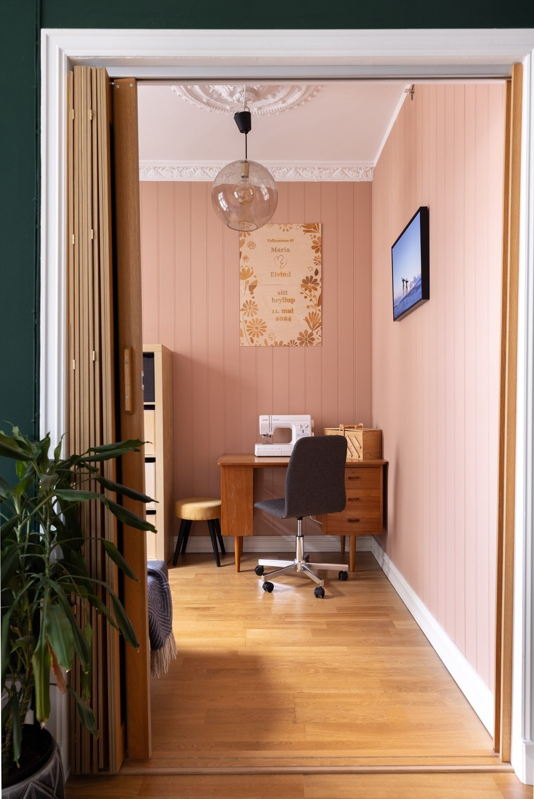 Fra stuen er det adkomst til et ekstra rom via foldedør. Galleribilde