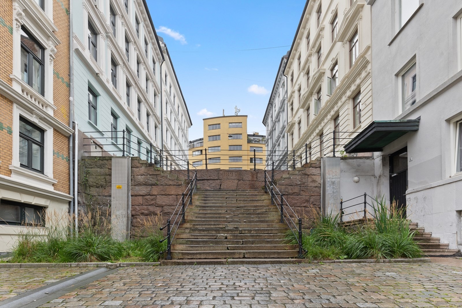 Leiligheten ligger i en miljøgate med svært lite trafikk og støy. Fantastisk når man allikevel bor midt i byen. Galleribilde