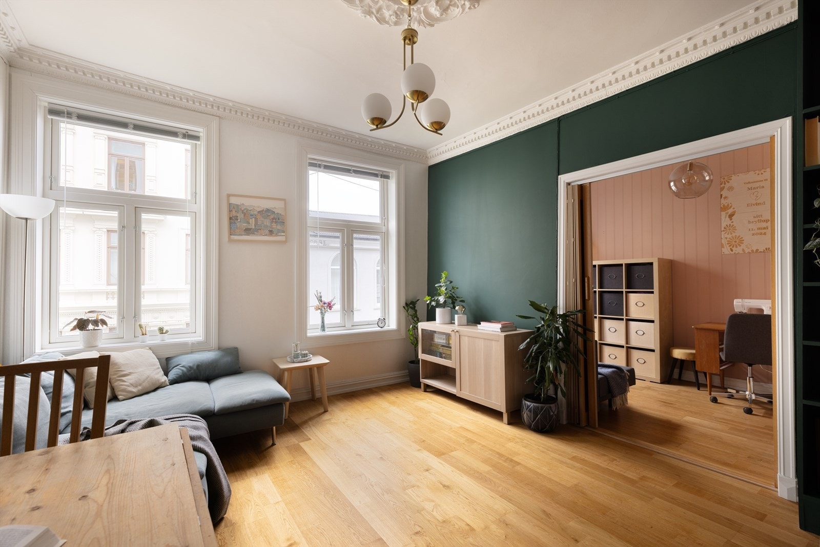 Leiligheten har en romslig og lys stue med store vindusflater som slipper inn rikelig med naturlig lys. Galleribilde