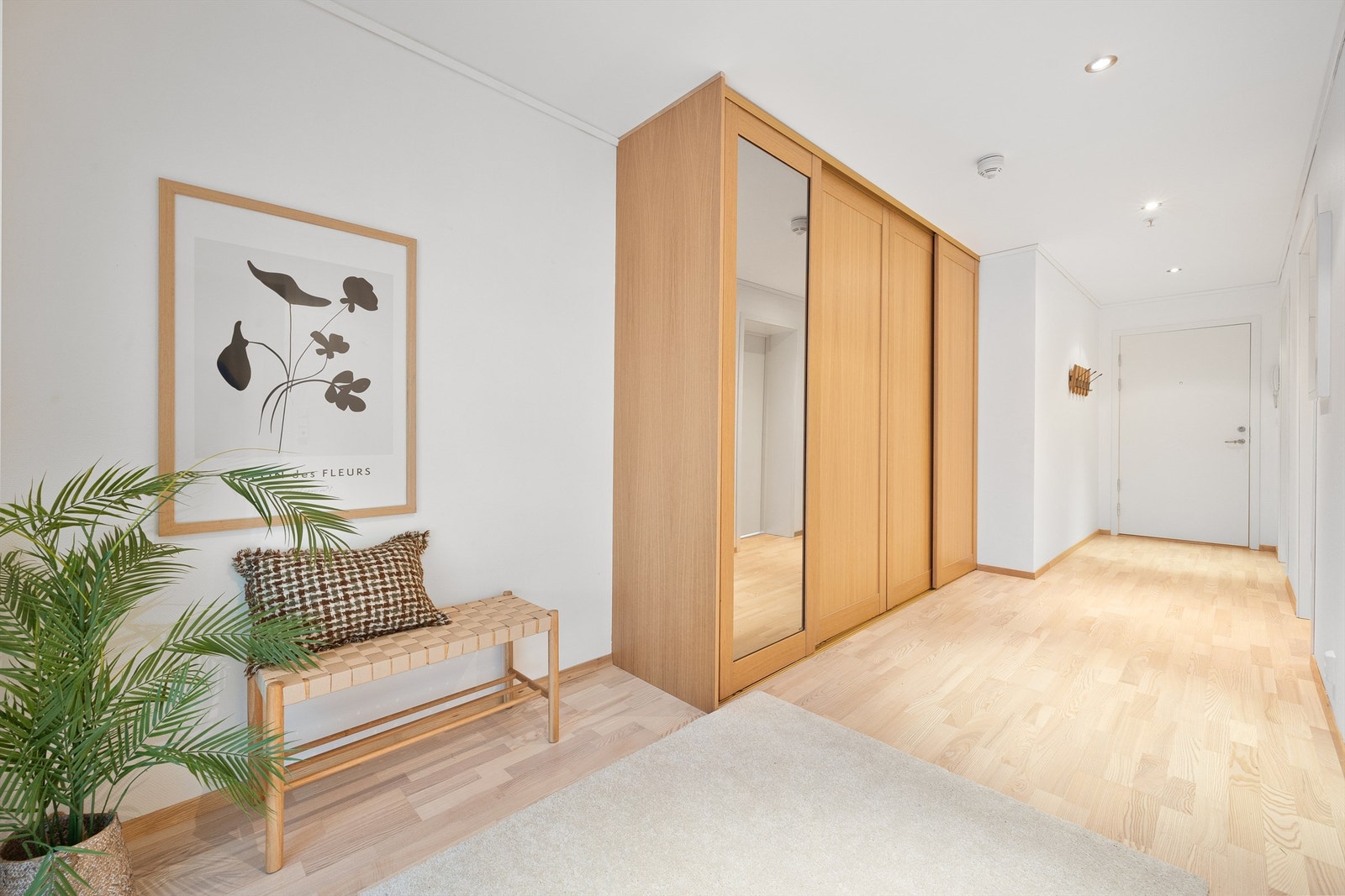 Entre med skyvedørsgarderobe Galleribilde