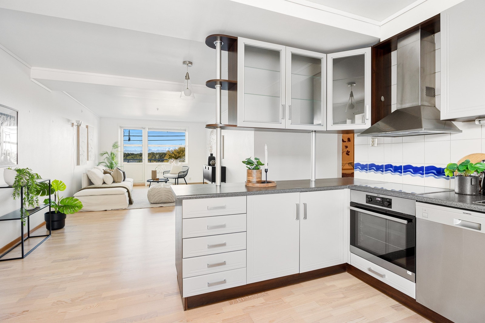 Kjøkkeninnredning med slette fronter Galleribilde