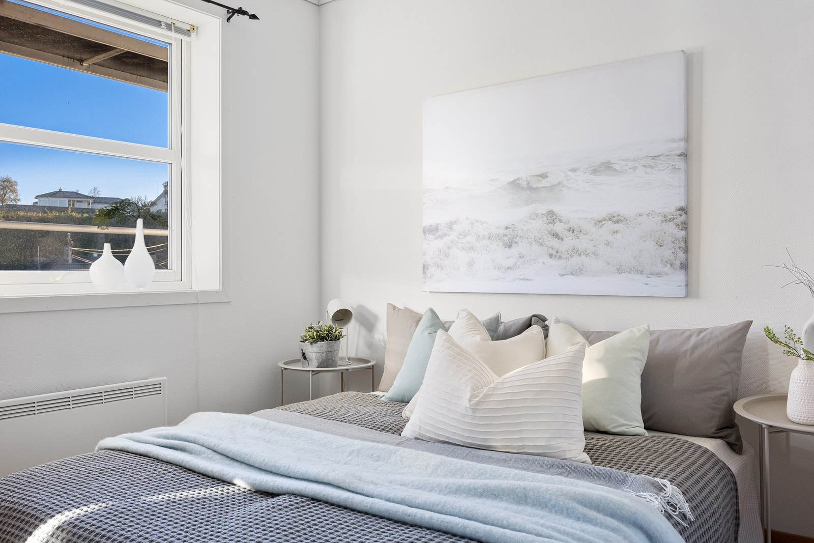 Hovedsoverom med god plass til dobbeltseng, nattbord og garderobe Galleribilde