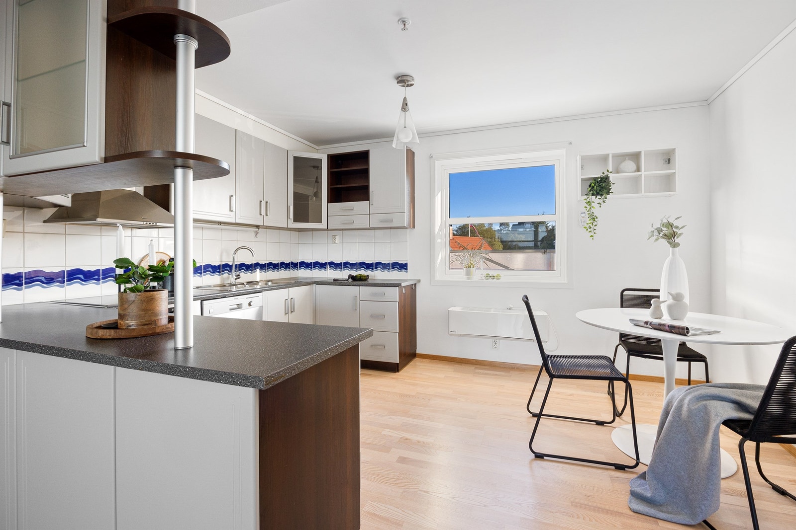 Kjøkken med plass til kjøkkenbord Galleribilde