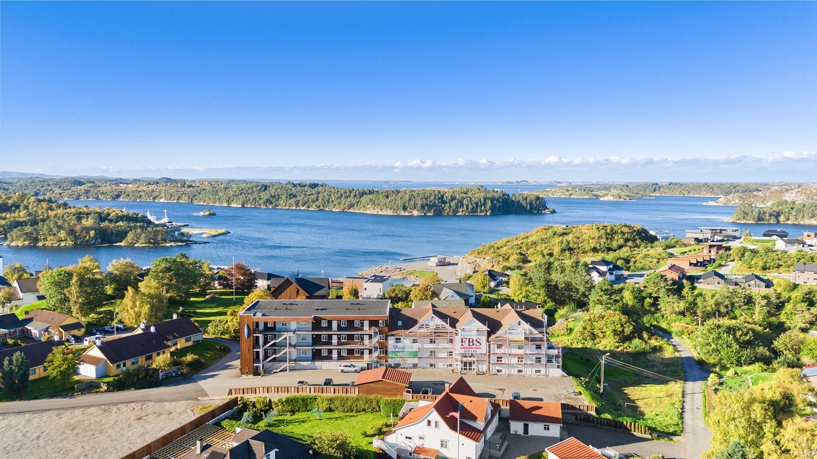 Sameiet ligger sentralt på Storebø Galleribilde