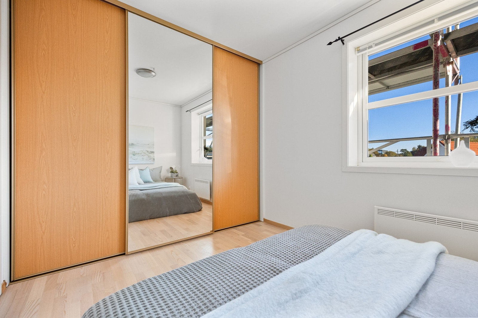 Stor skyvedørsgarderobe Galleribilde