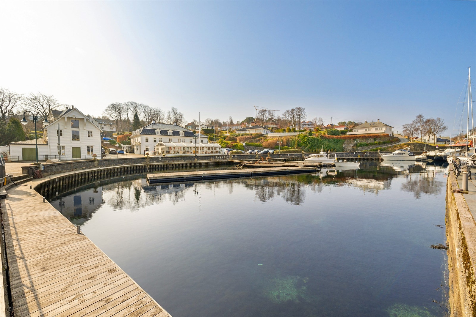 Det er ca. 15 minutters kjøring til flotte Bekkjarvik med kjøpesenter, hoteller og restaurant Galleribilde
