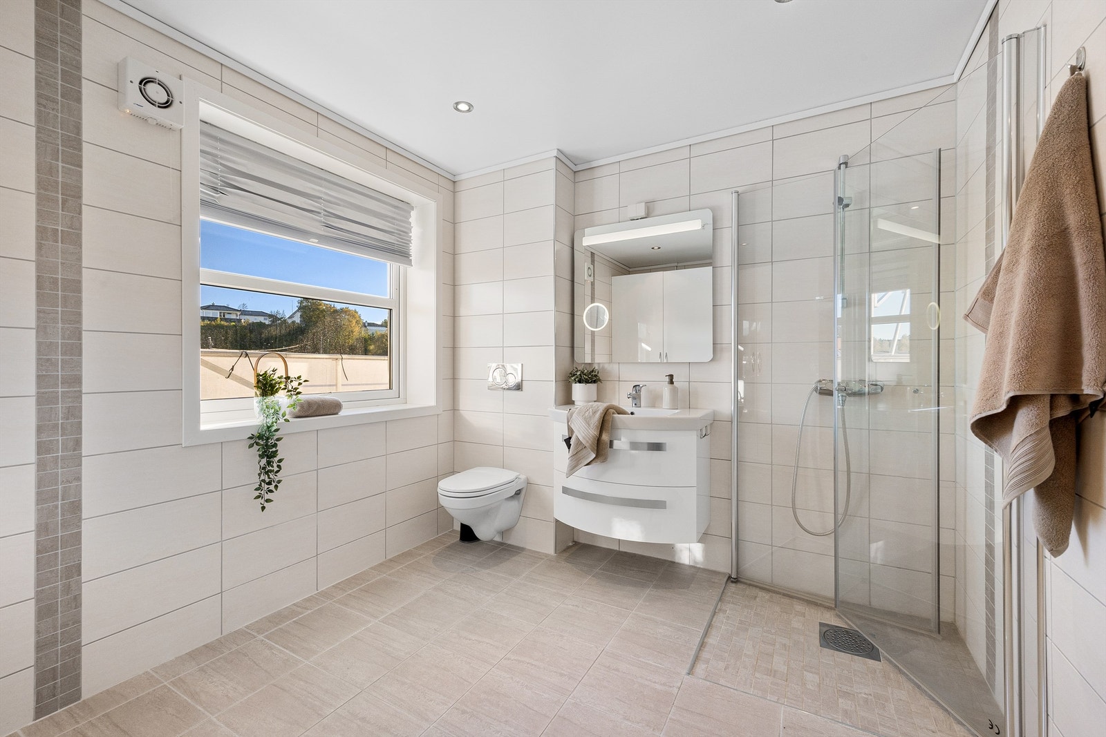 Flislagt bad med downlights i himling Galleribilde