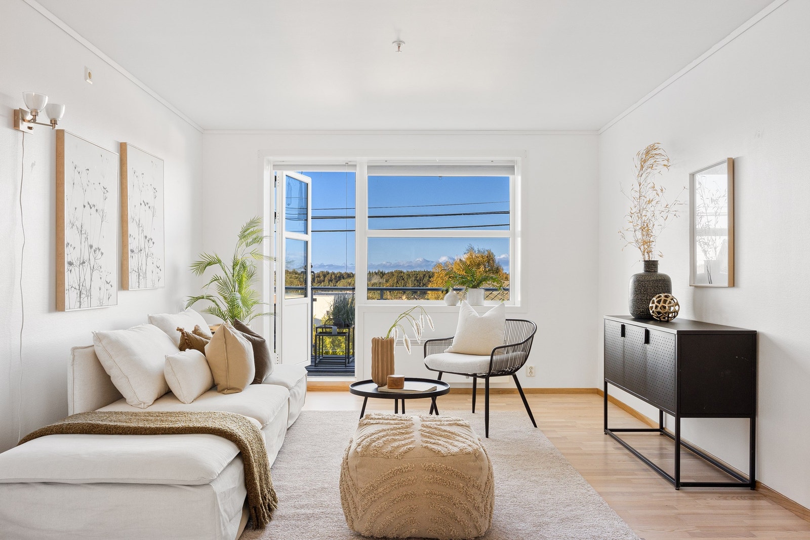 Fra stuen er det utgang til en solrik balkong Galleribilde