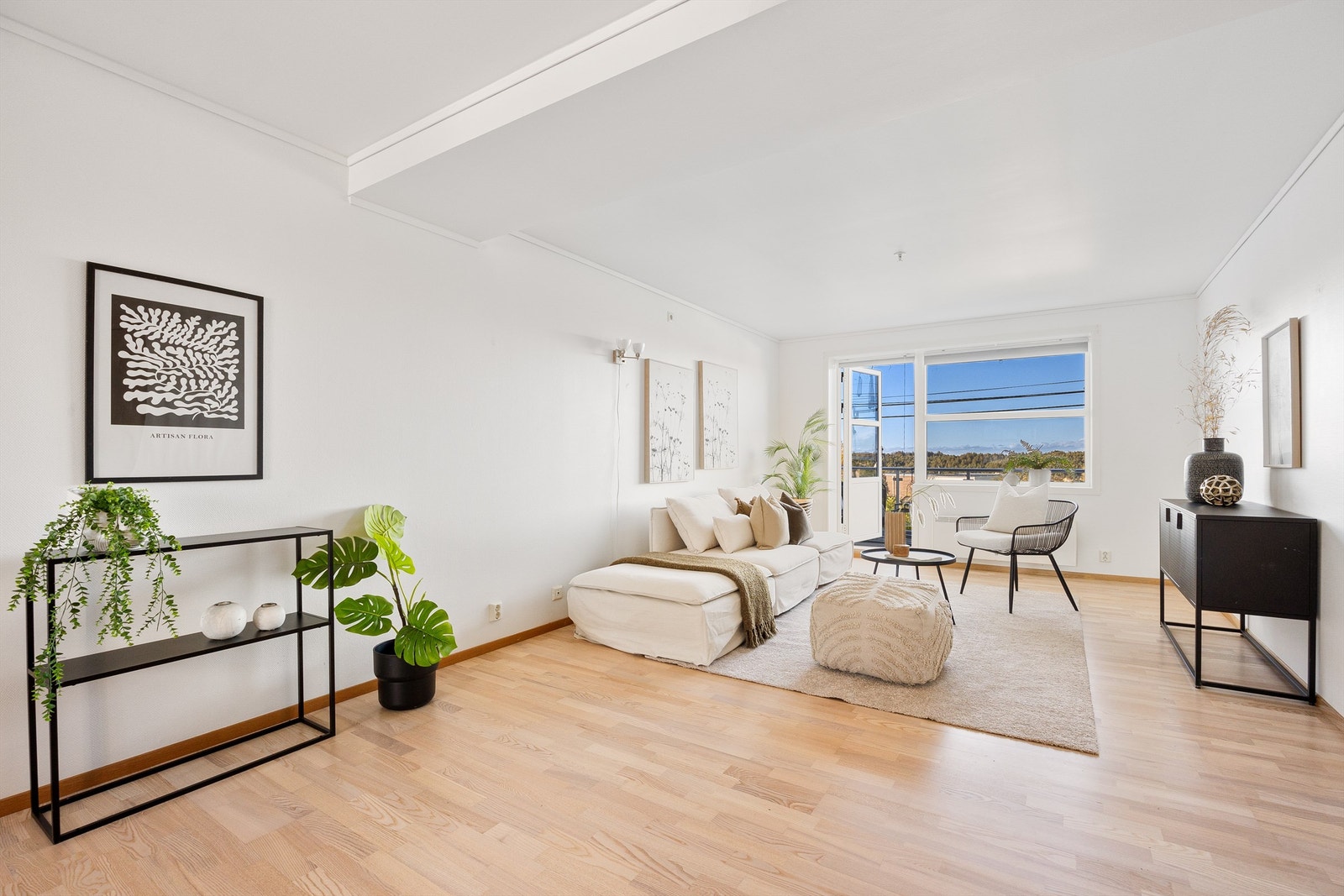 Stuen er enkel å møblere med salong og spisegruppe Galleribilde