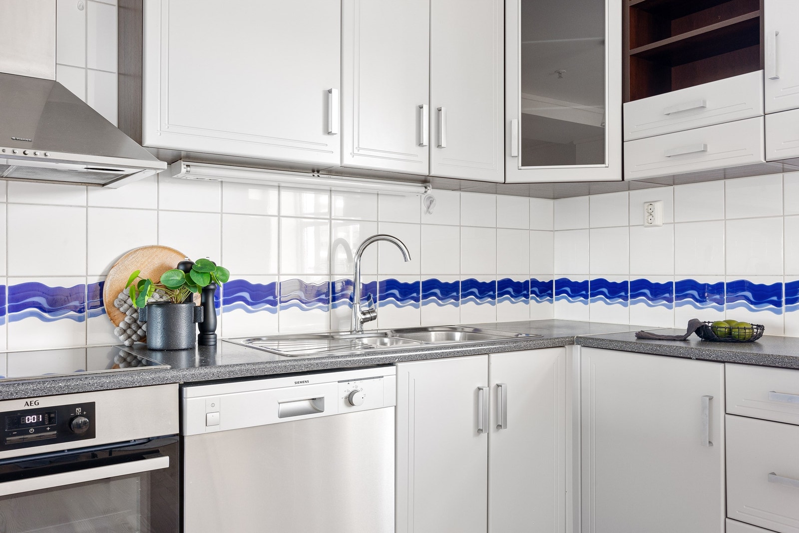 Fliser mellom benkeplate og overskap Galleribilde