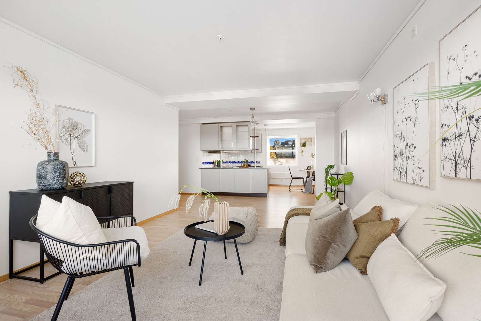 Stuen er malt i lyse fargetoner Galleribilde