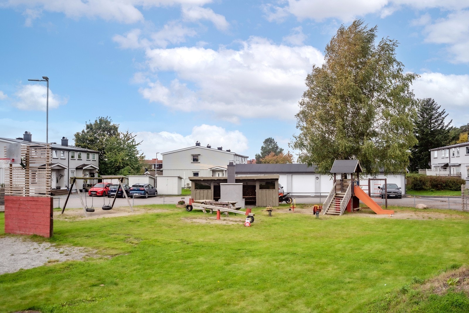 På fellesområde er det lekearealer med klatrestativ, husker, sklie m.m. til de minste. Beboere har tilgang til en felles grillhytte med sittebenk og utepeis. Galleribilde