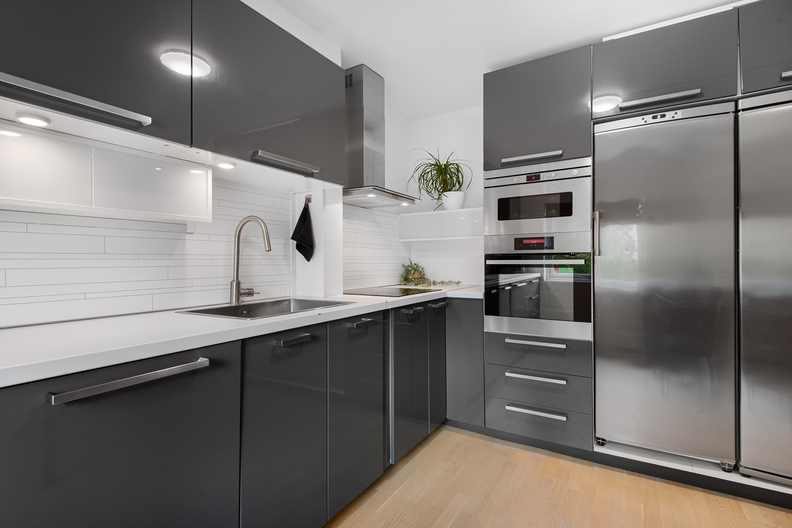 Innredningen har over- og underskap med slette fronter, benkeplate i laminat, downlights og for det meste integrerte hvitevarer. Galleribilde