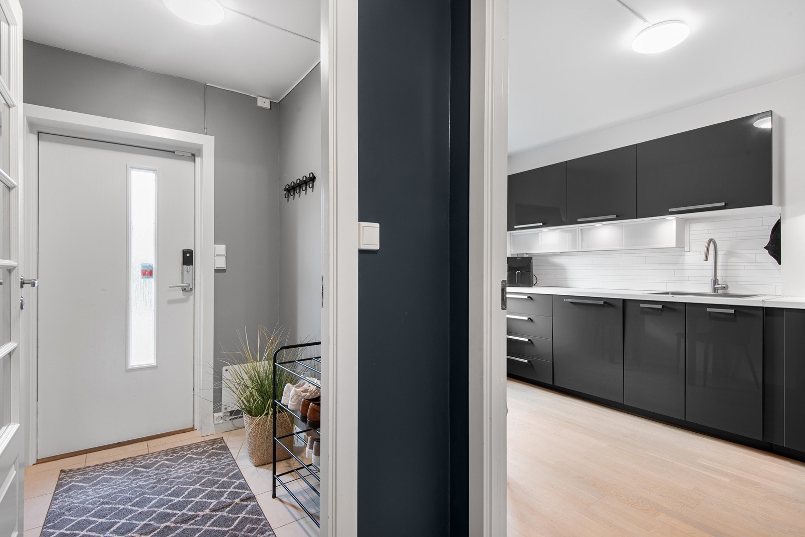 Vel inne er et flislagt vindfang med plass for oppheng av yttertøy og til å sette fra seg sko. Galleribilde