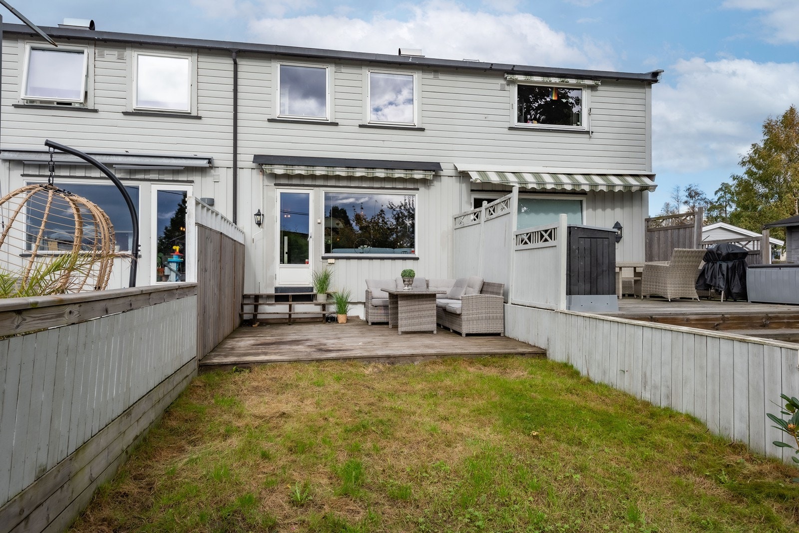 Boligen har en sydvendt og solrik uteplass med terrasse og hageflekk, med fin beliggenhet i et sentralt, rolig og barnevennlig boligområde. Galleribilde