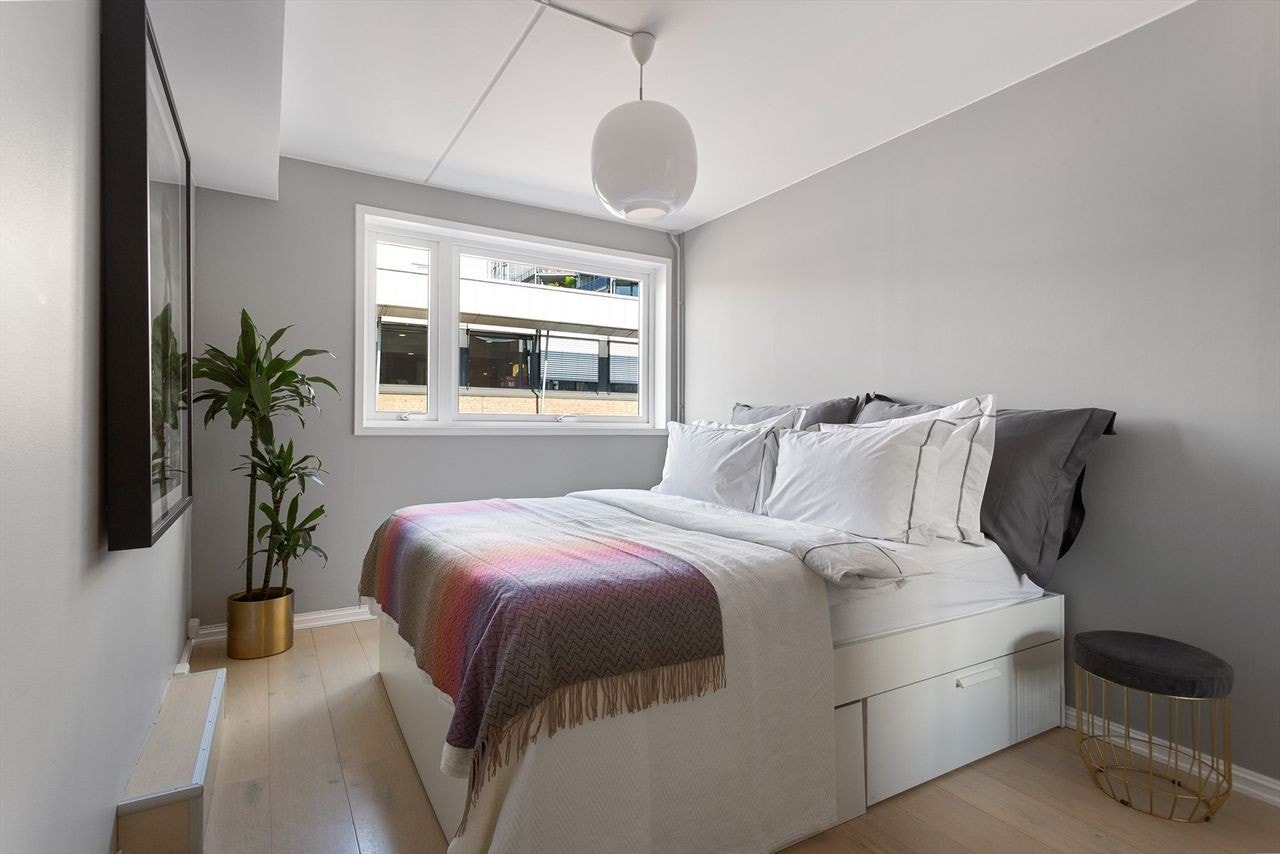 Soverom med skyvedørsgarderobe og lagringsplass under seng Galleribilde