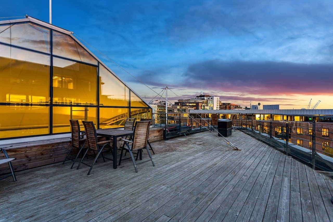 Stor felles takterrasse med flott utsikt og gode solforhold Galleribilde