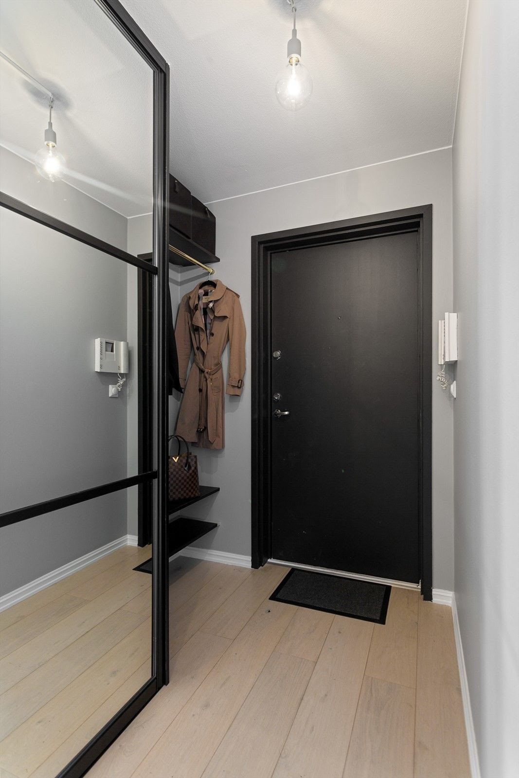 Entré med skyvedørsgarderobe Galleribilde