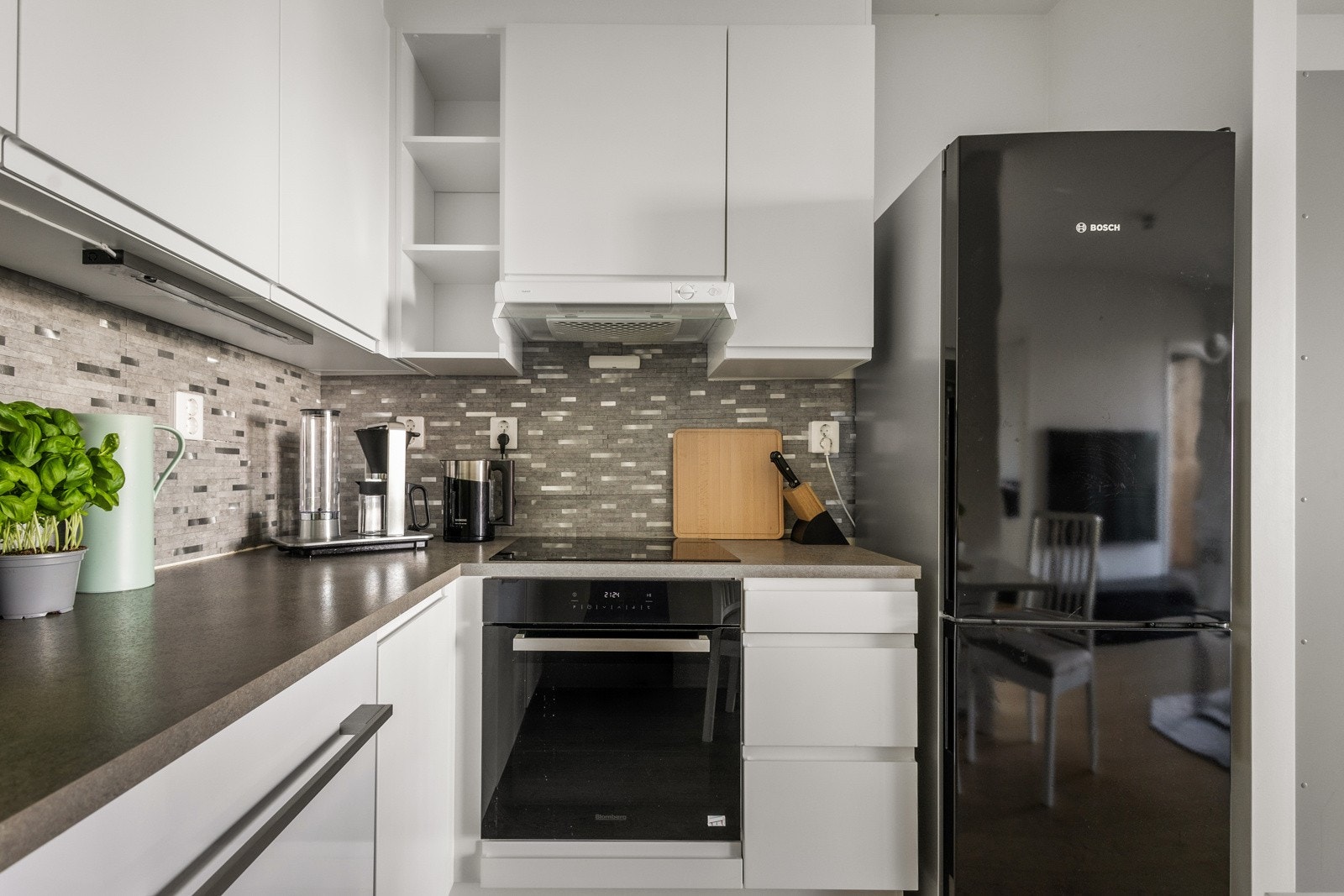 AUBO-kjøkkeninnredning fra byggeår i tidløst design. Alt av hvitevarer på kjøkken medfølger i handelen. Galleribilde