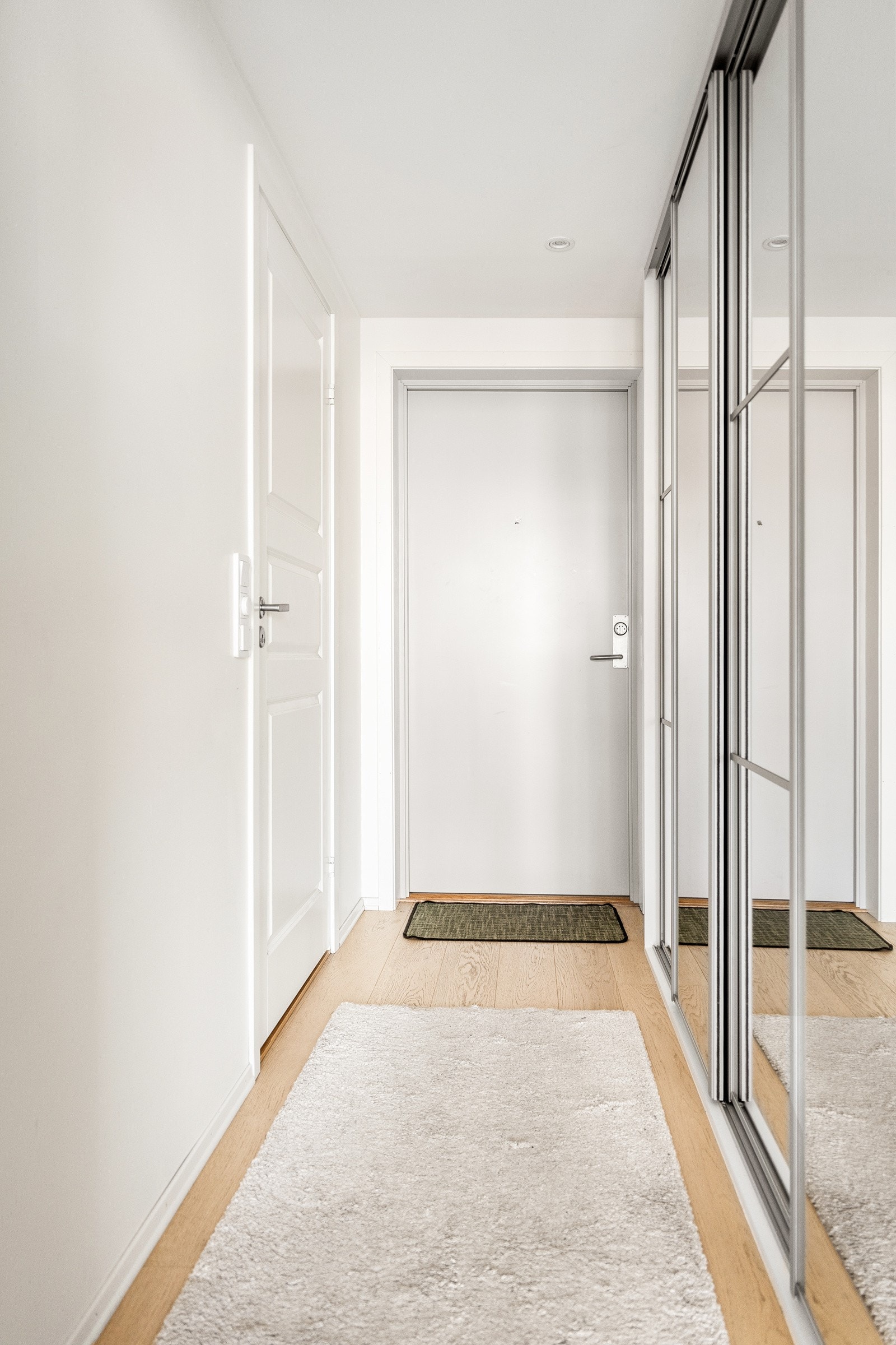 Stor skyvedørsgarderobe med speilfronter i entré gir gode oppbevaringsmuligheter. Galleribilde