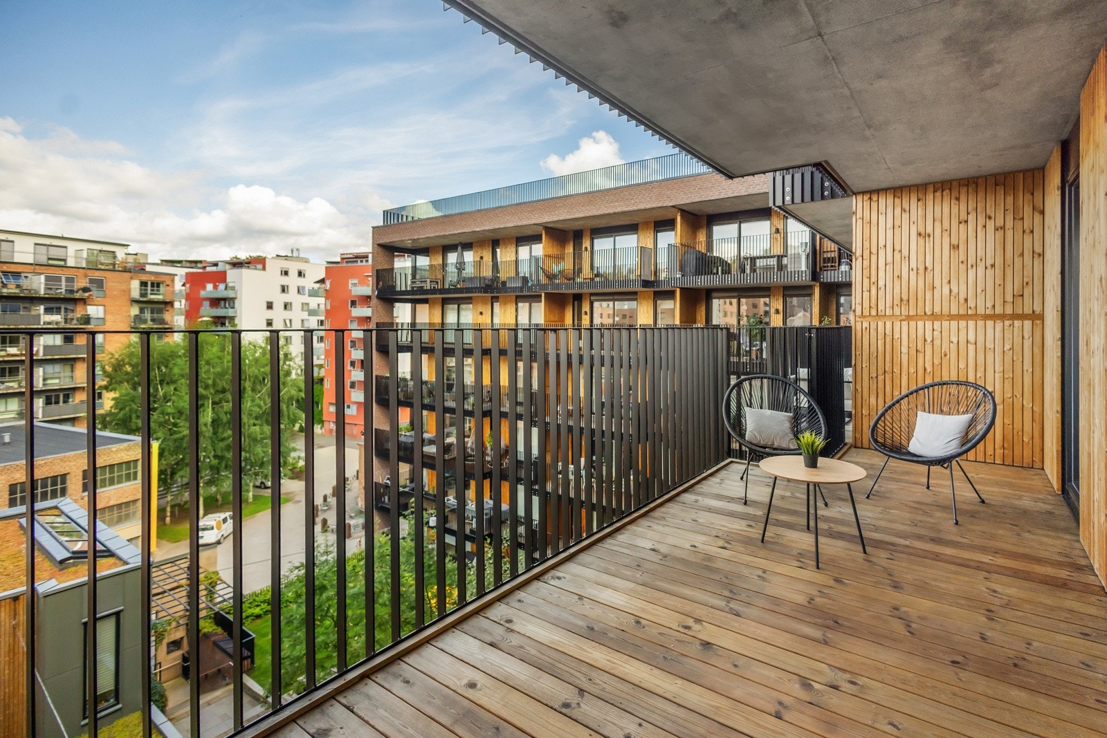 Leiligheten ligger i byggets 6.etasje og har meget gode solforhold. Balkongen er overbygget og på hele 14kvm. Galleribilde