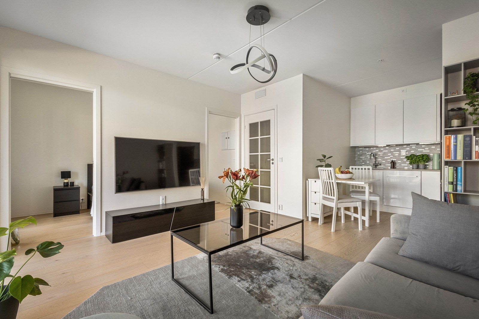 Leiligheten har en arealeffektiv planløsning med åpen stue/kjøkken-løsning, soverom, bad og entré. Galleribilde